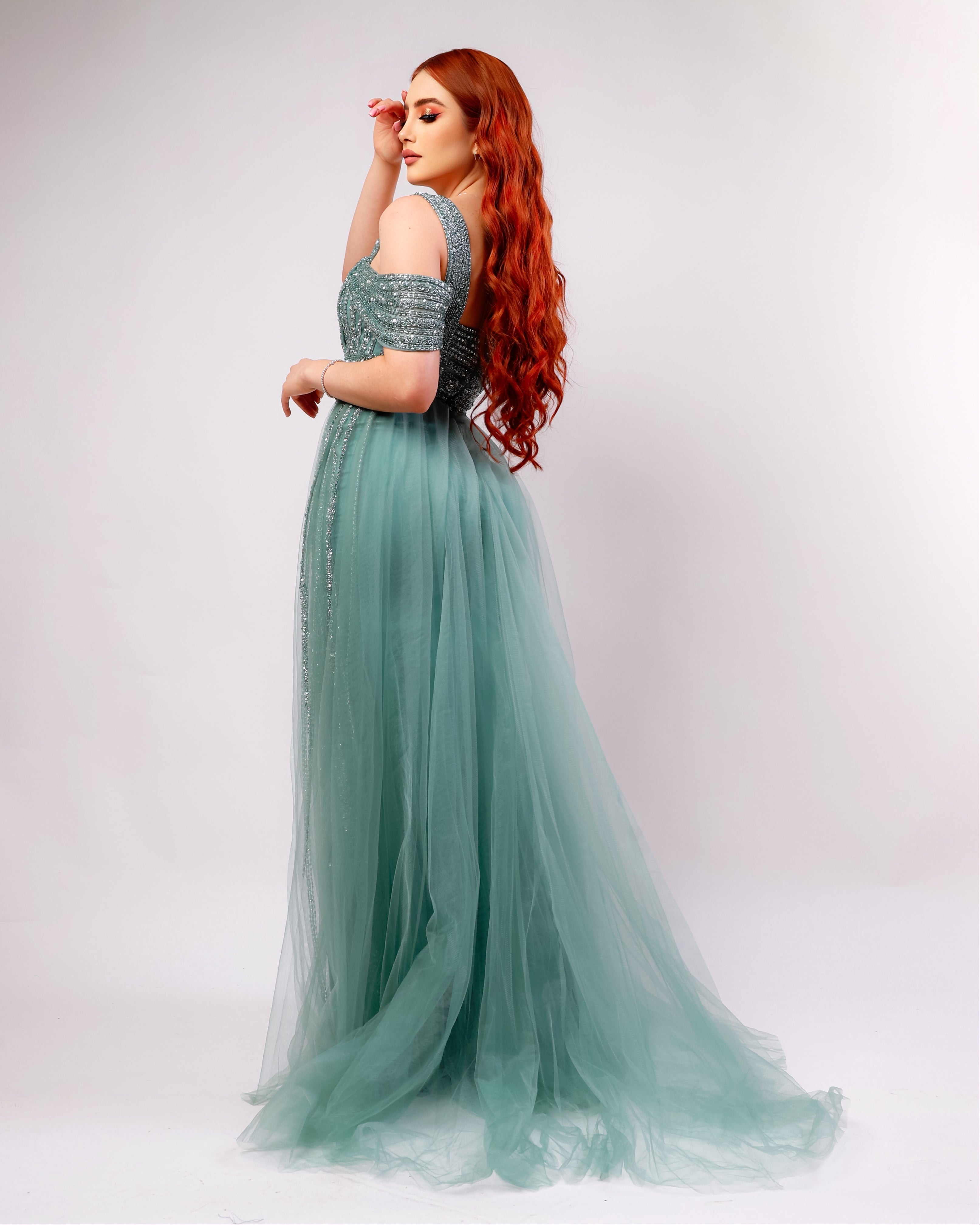 Vestido con cauda y aplicacion de predreria