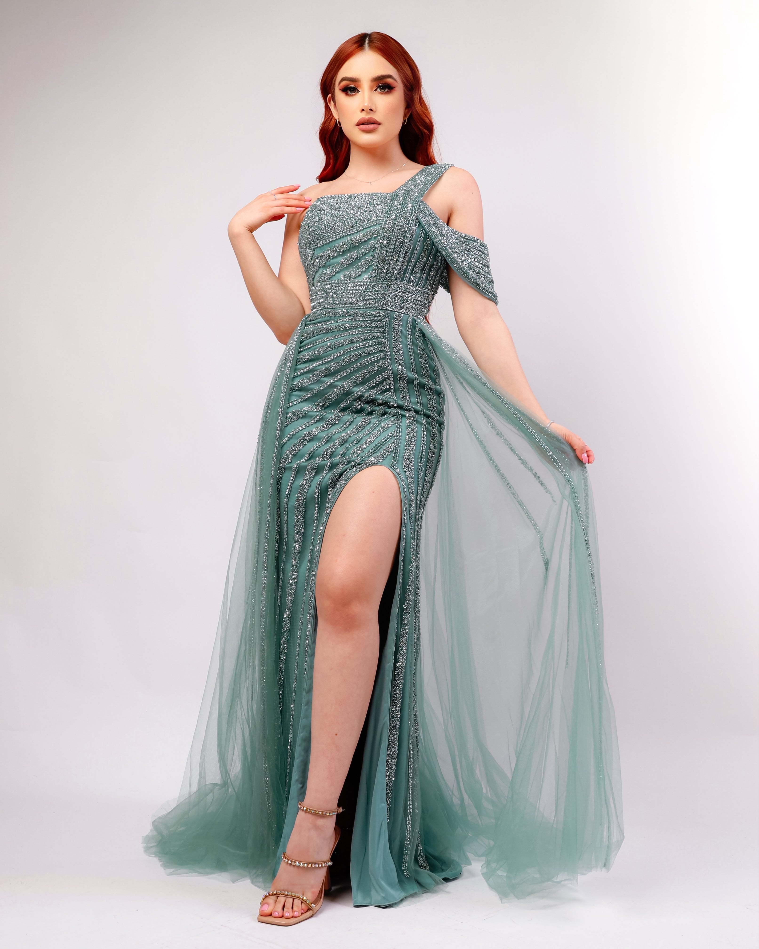 Vestido con cauda y aplicacion de predreria