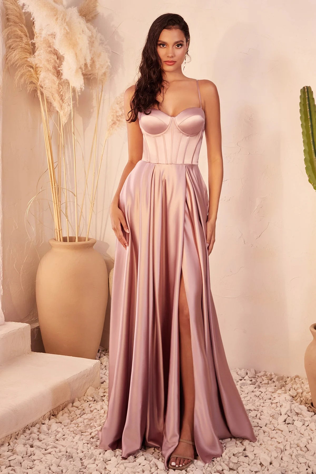 Vestido satinado con abierta